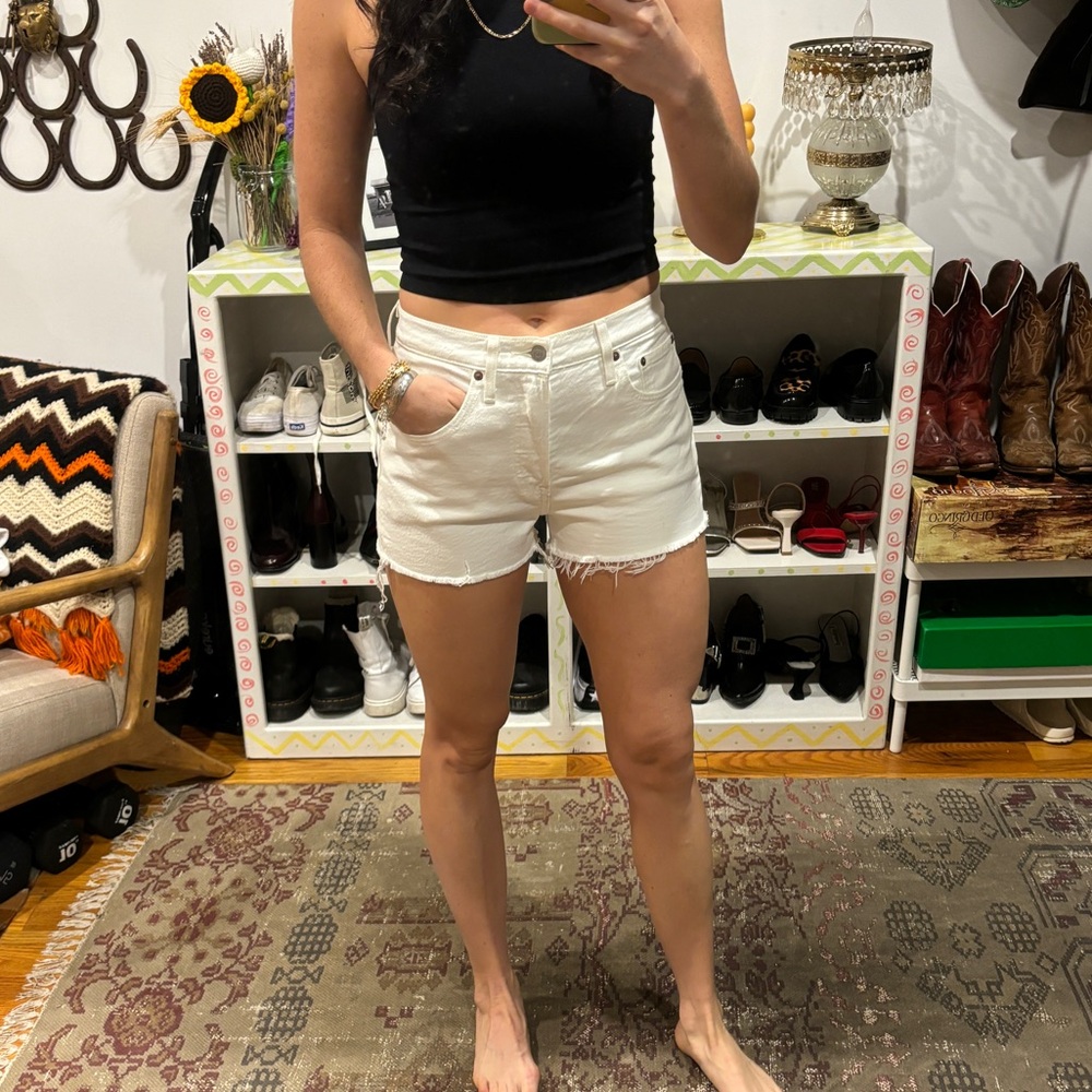 White denim Levi’s shorts